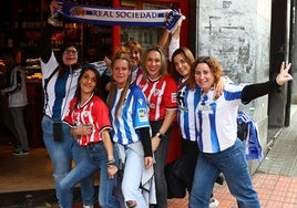 Un grupo de chicas de la Real y el Athletic se divierte en las calles de Bilbao