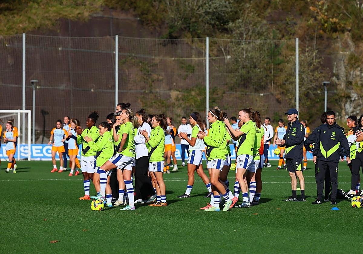 Las chicas de Real Sociedad y Real Madrid, agradecen al público su presencia una vez se ha suspendido el duelo que iban a disputar en Zubieta.