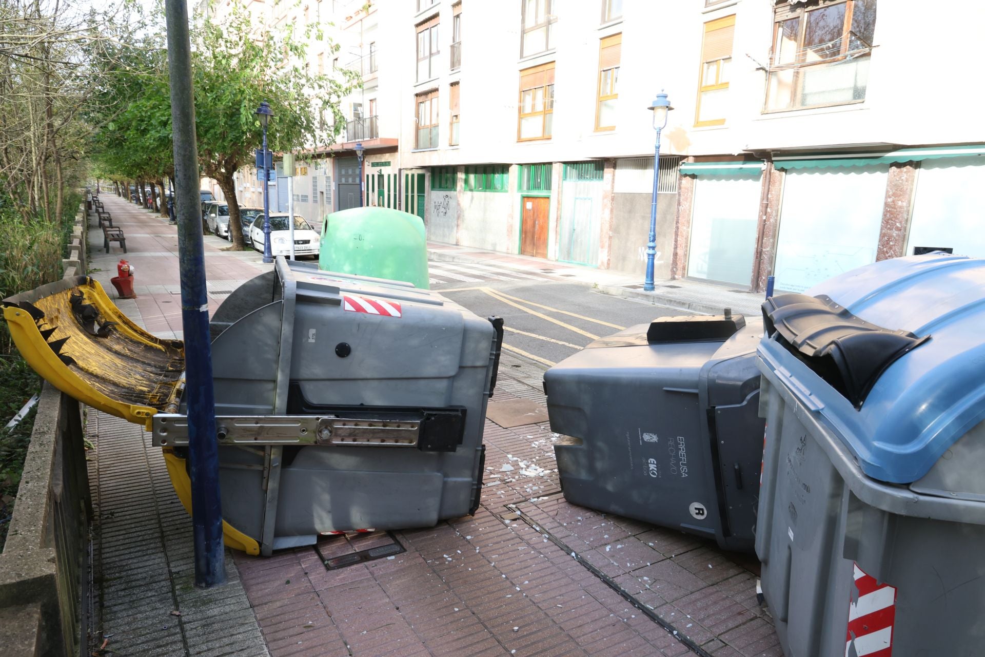Varios contenedores volcados debido a los fuertes vientos en Errenteria.