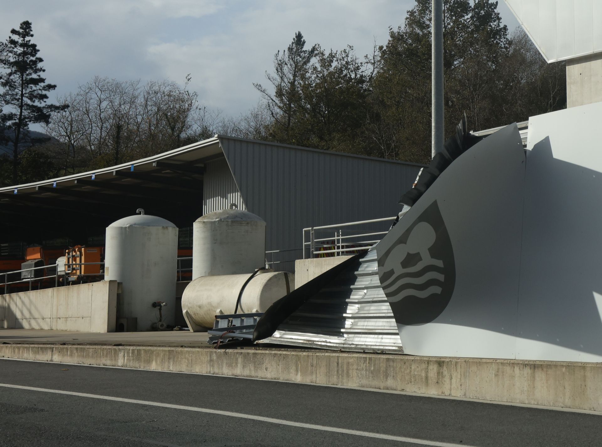 Una valla caída por el viento en el silo de Bidegi en el peaje de Zumaia. 