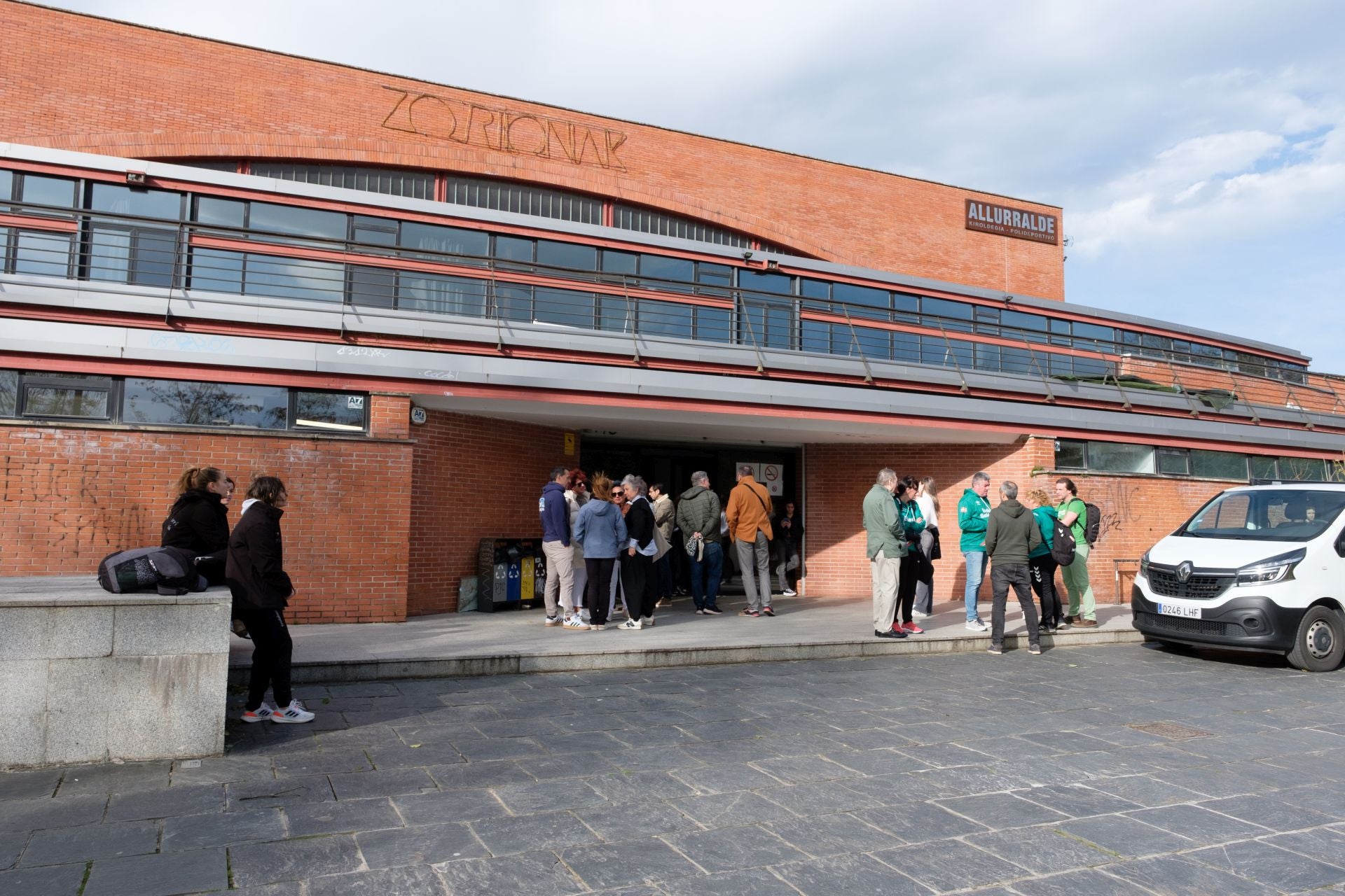 Usuarios del Polideportivo Allurralde en Andoain han sido desalojados del centro al mediodía debido a que una ventana y una puerta se han caído por el viento.
