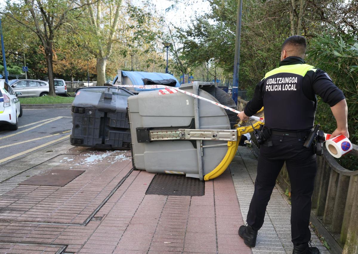Imagen secundaria 1 - Árbol caído en el parque Sargia de Irun; contenedores volcados en Errenteria, y árbol caído en Murgil Bidea en Donostia
