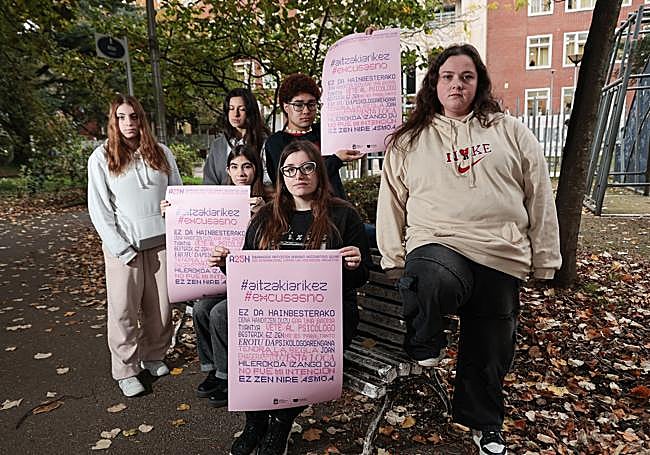 Los estudiantes del Instituto Usandizaga con los mensajes para su campaña del 25N.
