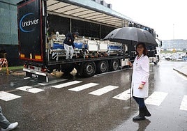 Lorena Codesido, frente a uno de los trailers que partió ayer hacia Paiporta con las camas donadas.
