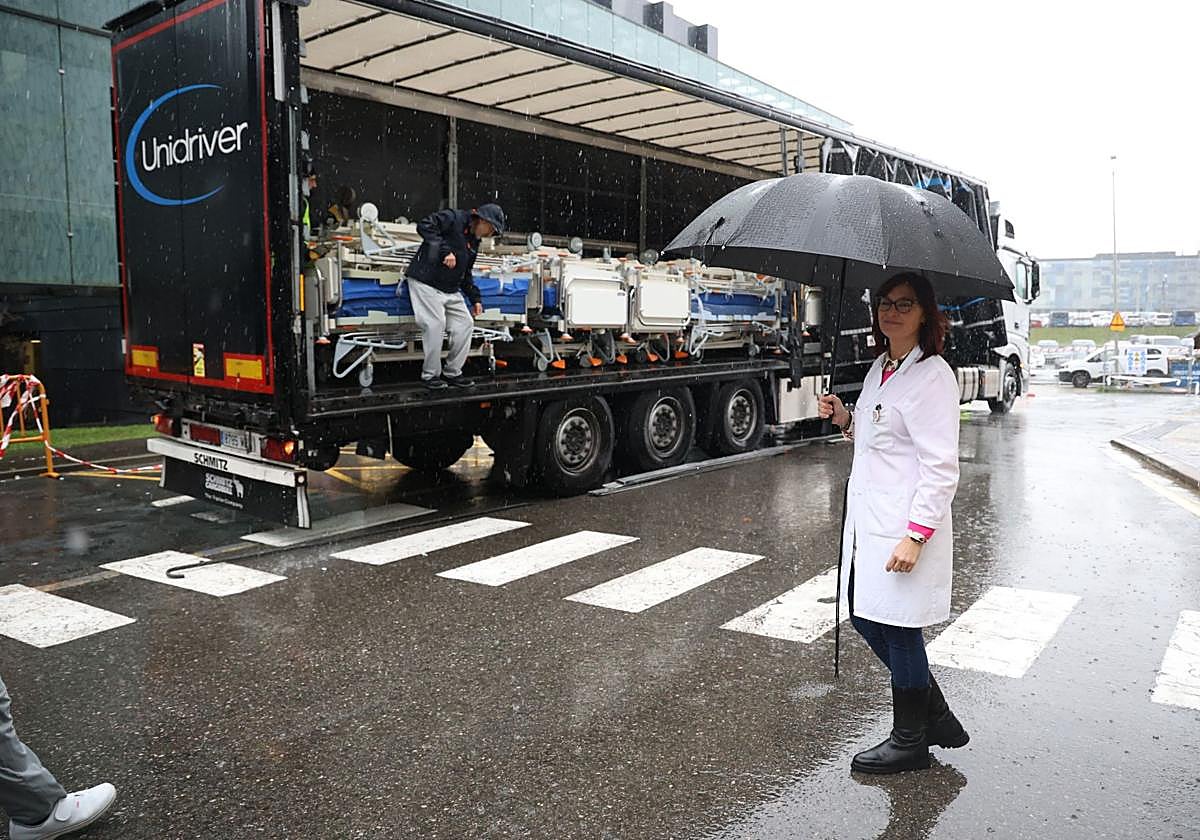 Lorena Codesido, frente a uno de los trailers que partió ayer hacia Paiporta con las camas donadas.