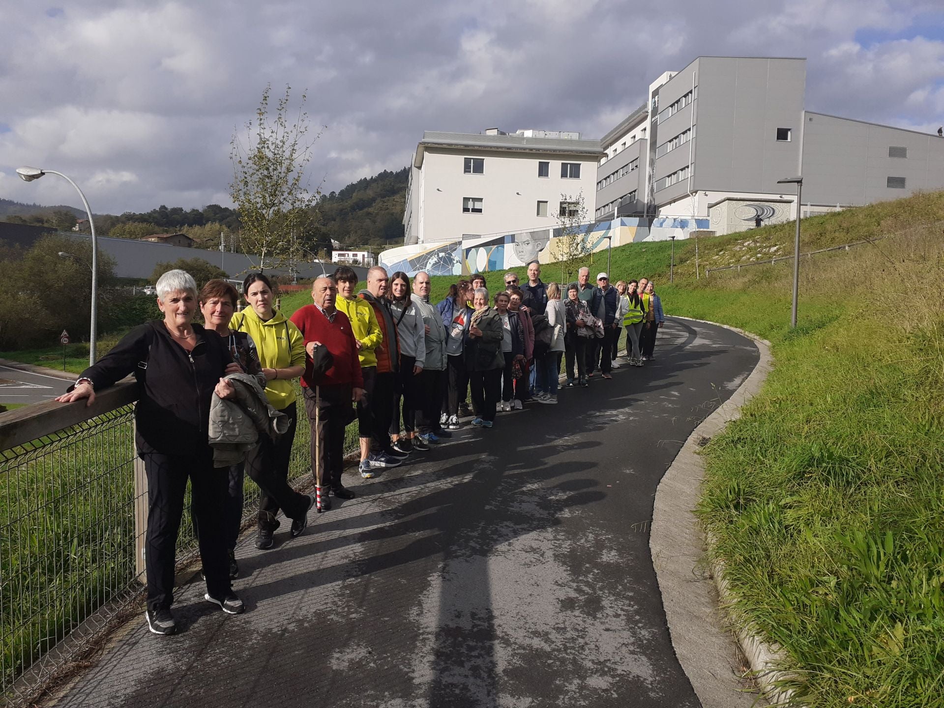 Participantes en la primera salida de noviembre junto al instituto Miguel Altuna