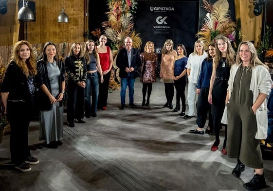 Los directores creativos posan junto al diputado de Sostenibilidad, José Ignacio Asensio, y su directora, Mónica Pedreira.