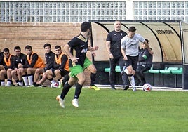 Perea busca profundizar bajo la mirada de Joseba Roteta y del banquillo local