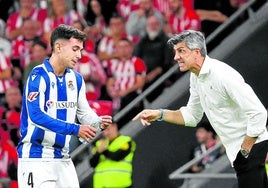 Imanol da instrucciones a Zubimendi aprovechando un momento en el que se acercó a refrescarse.