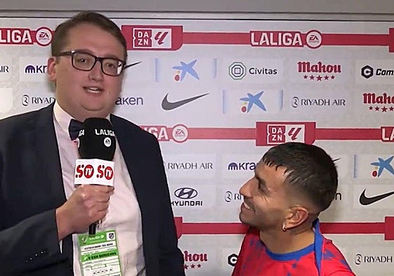 El periodista Alex Ashmore junto al futbolista del Atlético de Madrid, Ángel Correa, tras la victoria de los colchoneros frente al Deportivo Alavés.