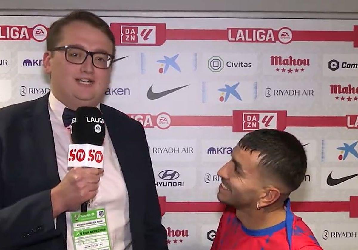 El periodista Alex Ashmore junto al futbolista del Atlético de Madrid, Ángel Correa, tras la victoria de los colchoneros frente al Deportivo Alavés.