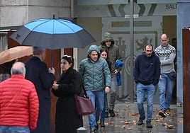 Los cuatro etarras Francisco Javier 'Patxi' Makazaga, Jon Zubiaurre, Imanol Miner Villanueva y Asier García Justo, se cruzan con la periodista Aurora Intxausti en el juicio de este lunes en la Audiencia Nacional.