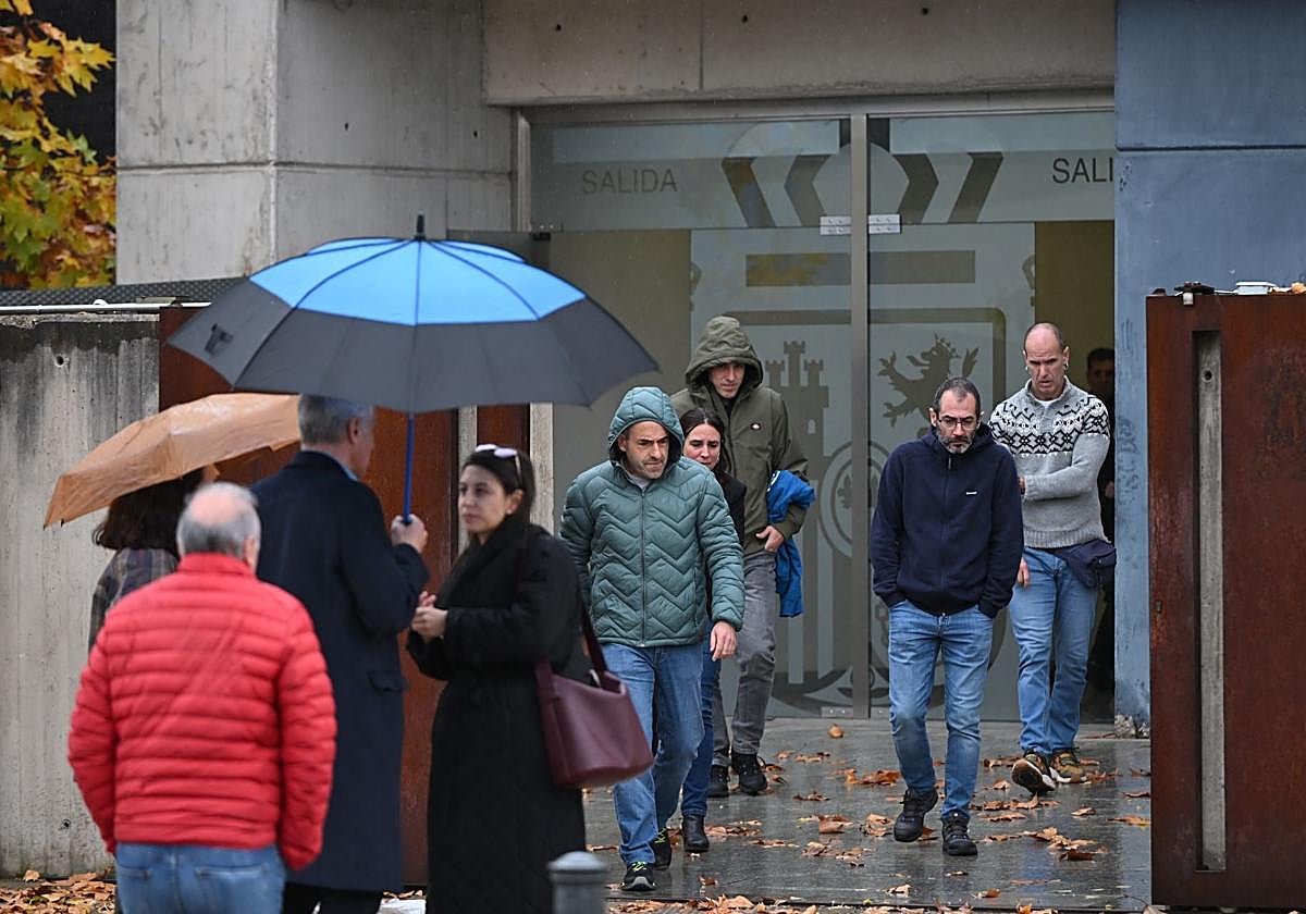 Los cuatro etarras Francisco Javier 'Patxi' Makazaga, Jon Zubiaurre, Imanol Miner Villanueva y Asier García Justo, se cruzan con la periodista Aurora Intxausti en el juicio de este lunes en la Audiencia Nacional.