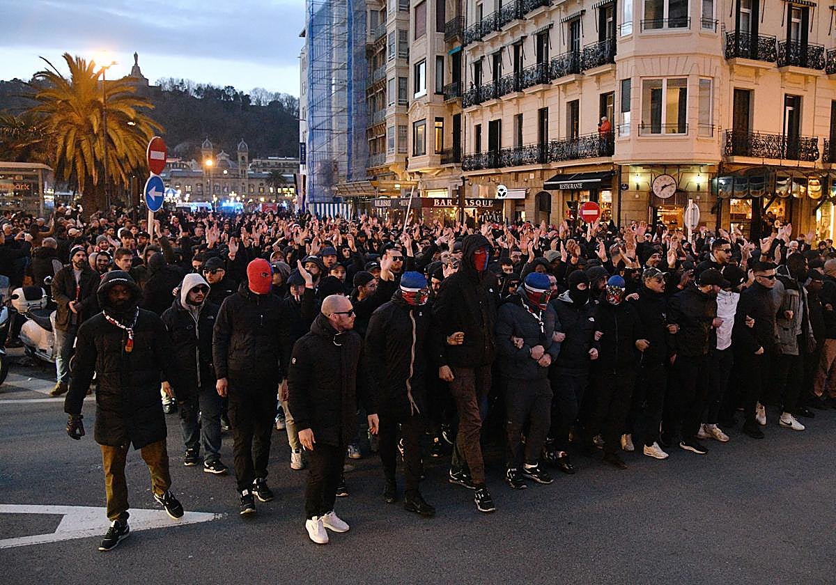 Los seguidores del PSG inician su marcha en Alderdi Eder. Los del Ajax serán conducidos al Kursaal.