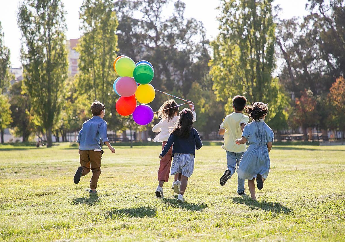 Un grupo de niños juega en un parque, en una imagen de archivo.