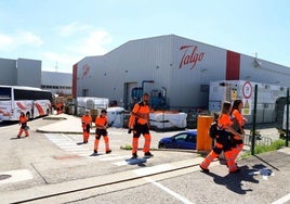 Trabajadores de Talgo saliendo de la fábrica vasca de la compañía en Álava