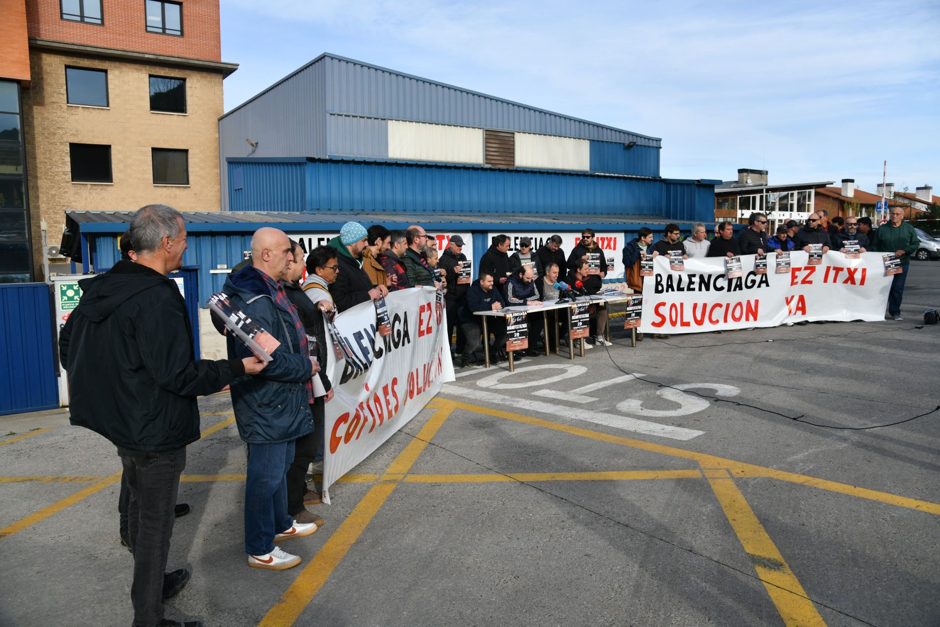 Los trabajadores de Balenciaga han comparecido este miércoles en la entrada principal del astillero en Zumaia.