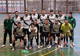 Plantilla del Eibartarrak antes de un encuentro en su cancha.