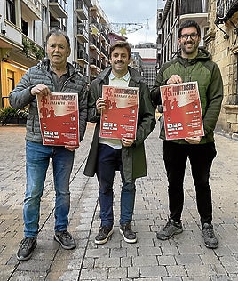 Collantes, Illarramendi y Larrañaga con el cartel de la prueba.