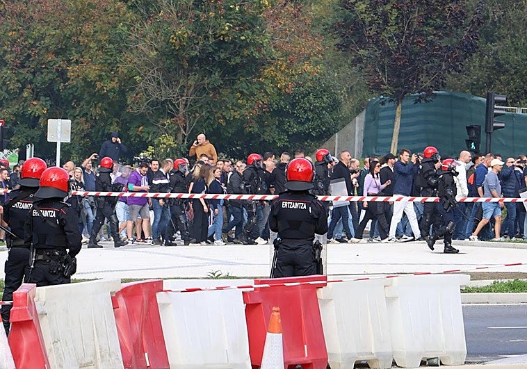 Vídeo: Quejas de los vecinos de Amara por el blindaje del jueves. En la foto, la Ertzaintza vigila la llegada a Anoeta de seguidores del Anderlecht el pasado 3 de octubre