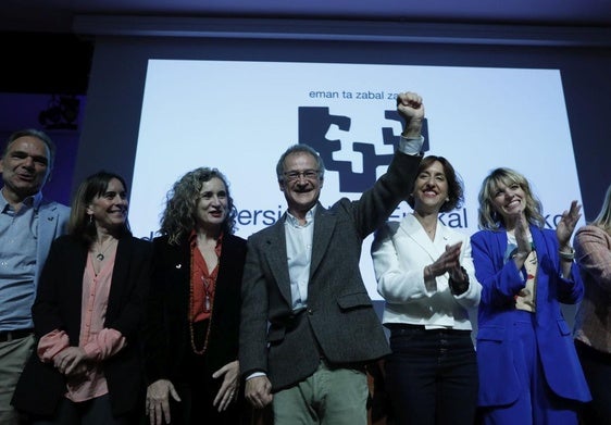 Joxerramon Bengoetxea celebra la victoria con su equipo.