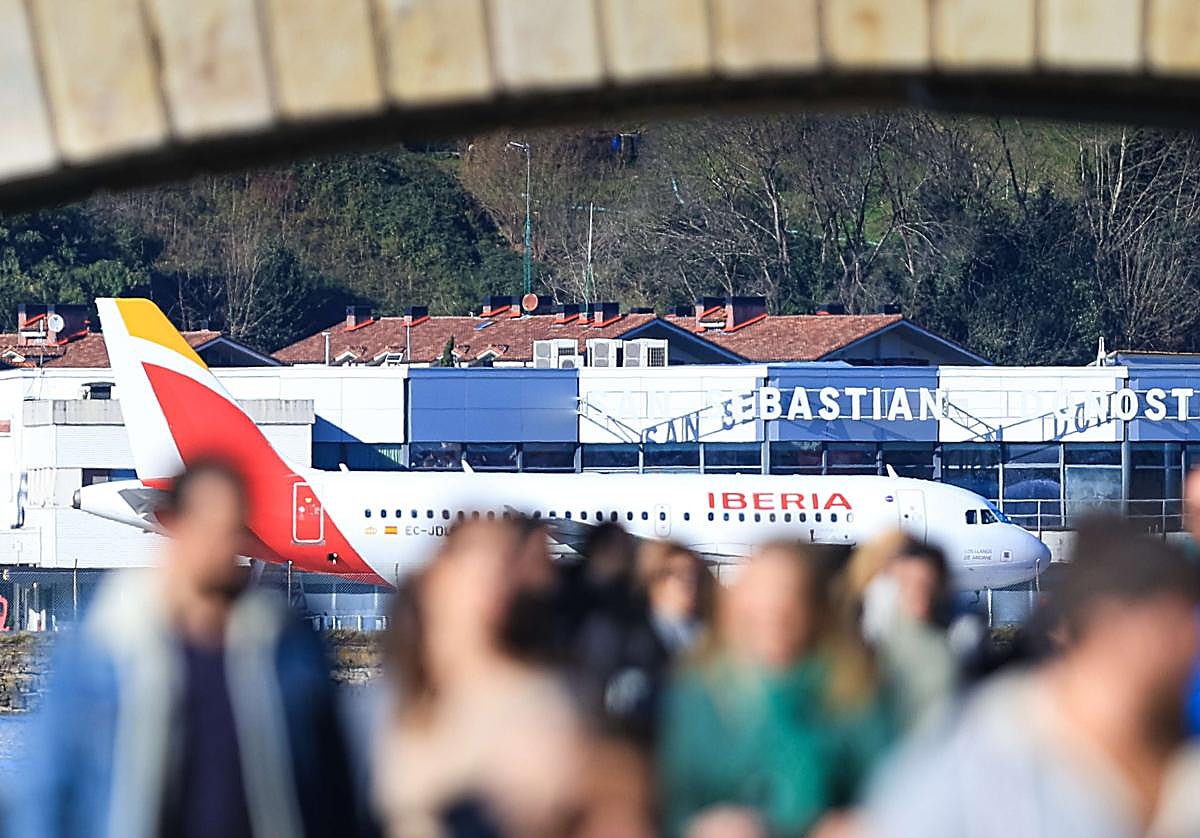Un avión de Iberia y sus pasajeros, en el aeropuerto de Hondarribia.