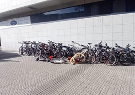 Las 25 bicicletas y los patinetes eléctricos robados tras ser recuperados por la Guardia Municipal de Andoain.