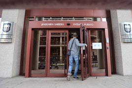 Un contribuyente accede a la sede de Hacienda en Errotaburu, Donostia.