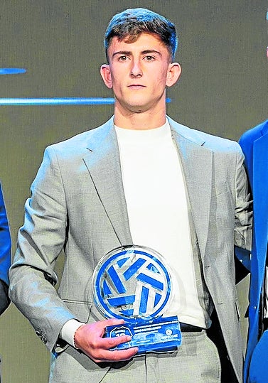 Galarza con el premio al mejor jugador de su grupo en Tercera.