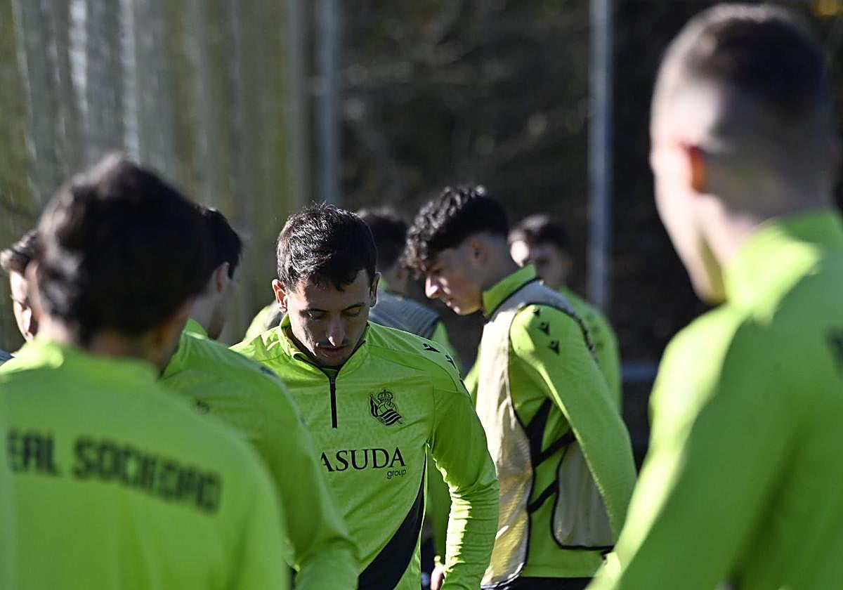 Oyarzabal, junto al resto de sus compañeros en el entrenamiento de este miércoles en Zubieta
