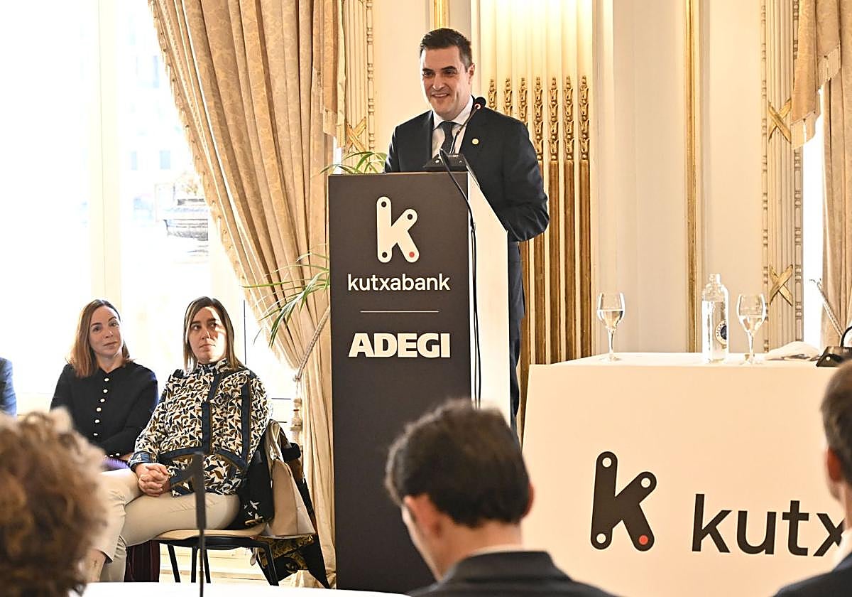 El consejero Mikel Jauregi se dirige a los asistentes durante el desayuno de trabajo organizado por Adegi y Kutxabank.