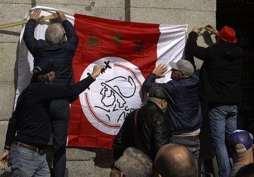 Los primeros ultras del Ajax llegan a Donostia en autobús de línea: «Iban tirados en el suelo y han salido por la fuerza en Amara»
