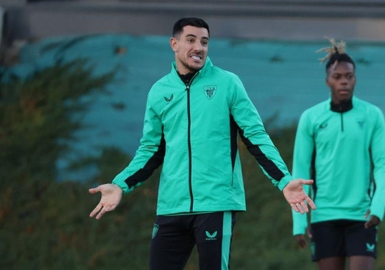 Yuri Berchiche durante el entrenamiento de este miércoles en Lezama.