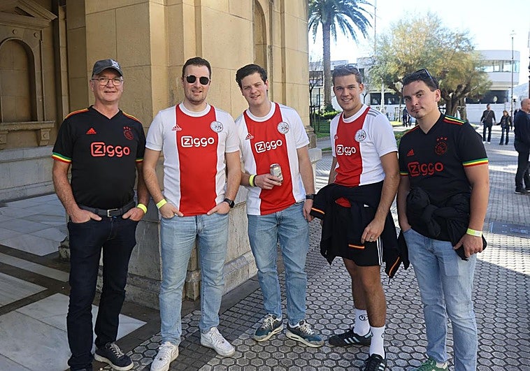 Algunos de los aficionados del Ajax desplazados a Donostia para animar a su equipo.
