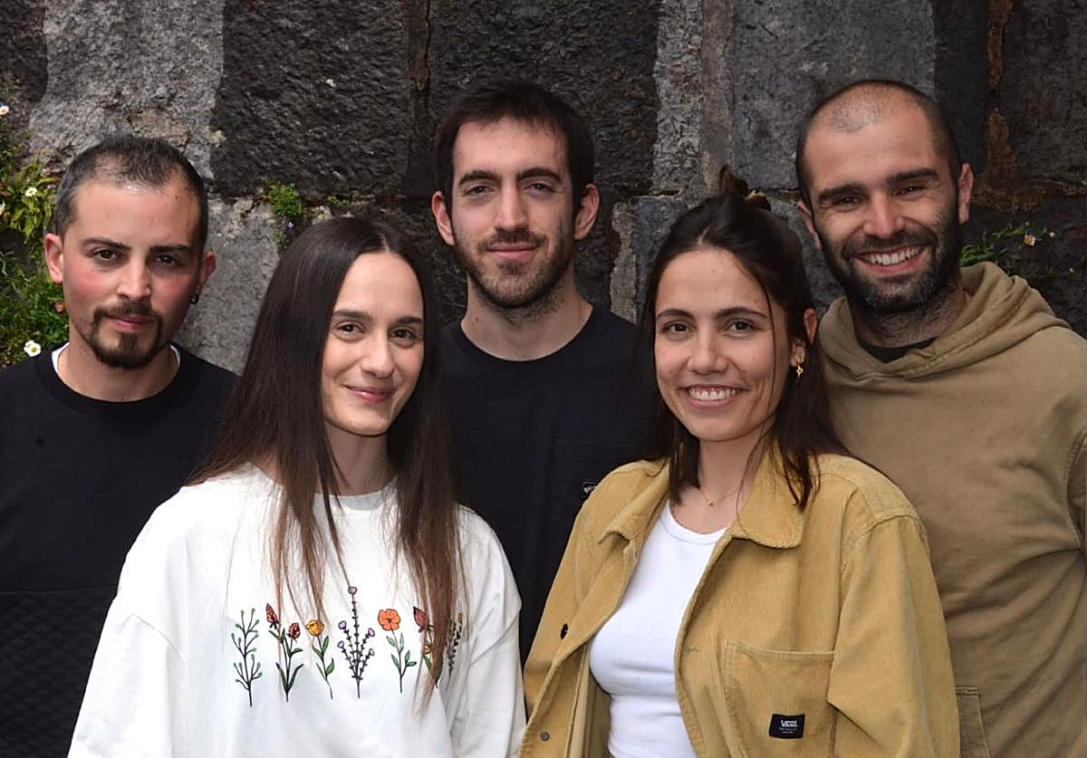 El quinteto antzuolarra Karena tiene en el calle el disco 'Loak irauteko'