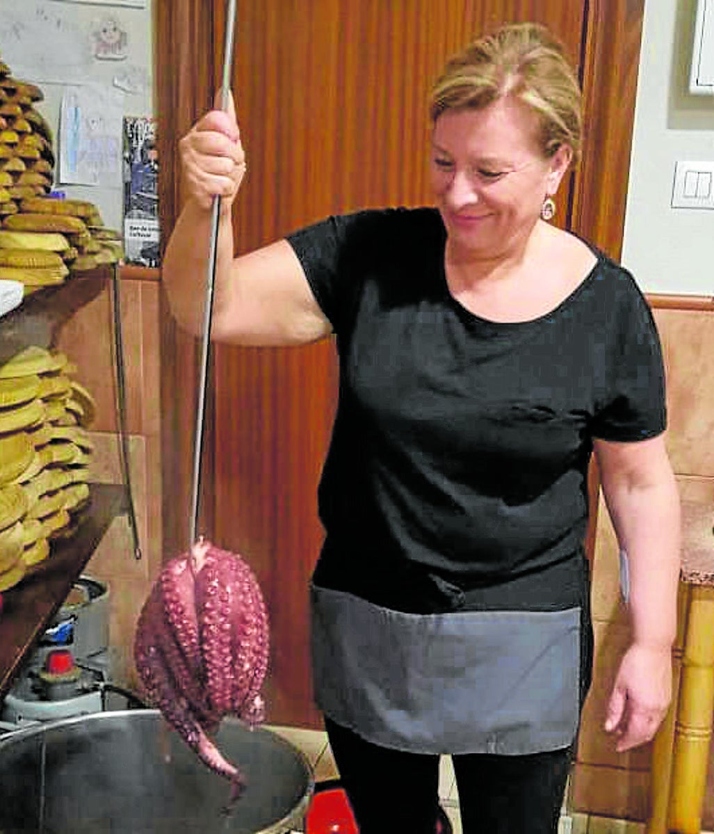 Luisa Rodríguez, propietaria de Casa Fidel, cocina un pulpo.