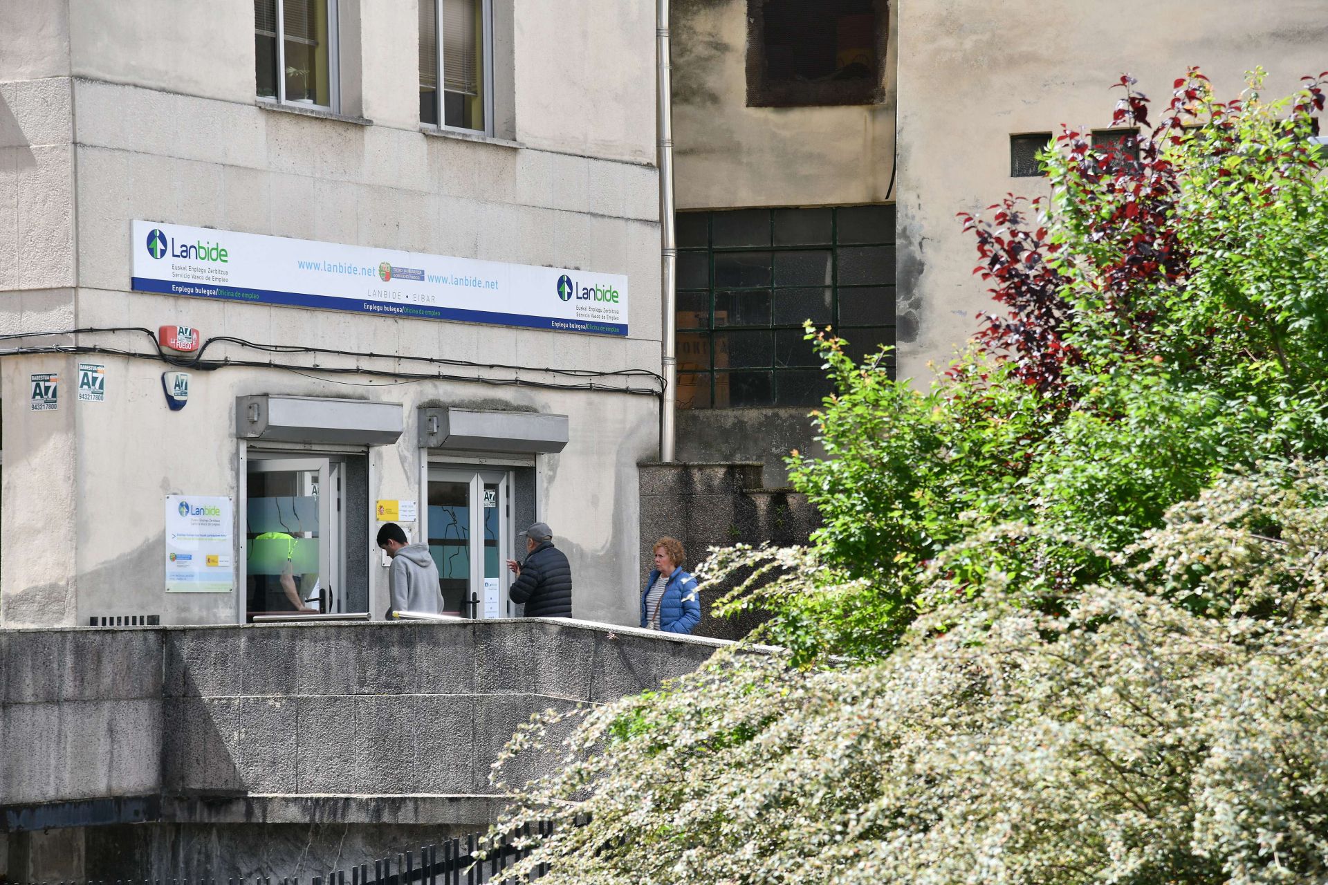 Varias personas esperan para entrar en una oficina de Lanbide.