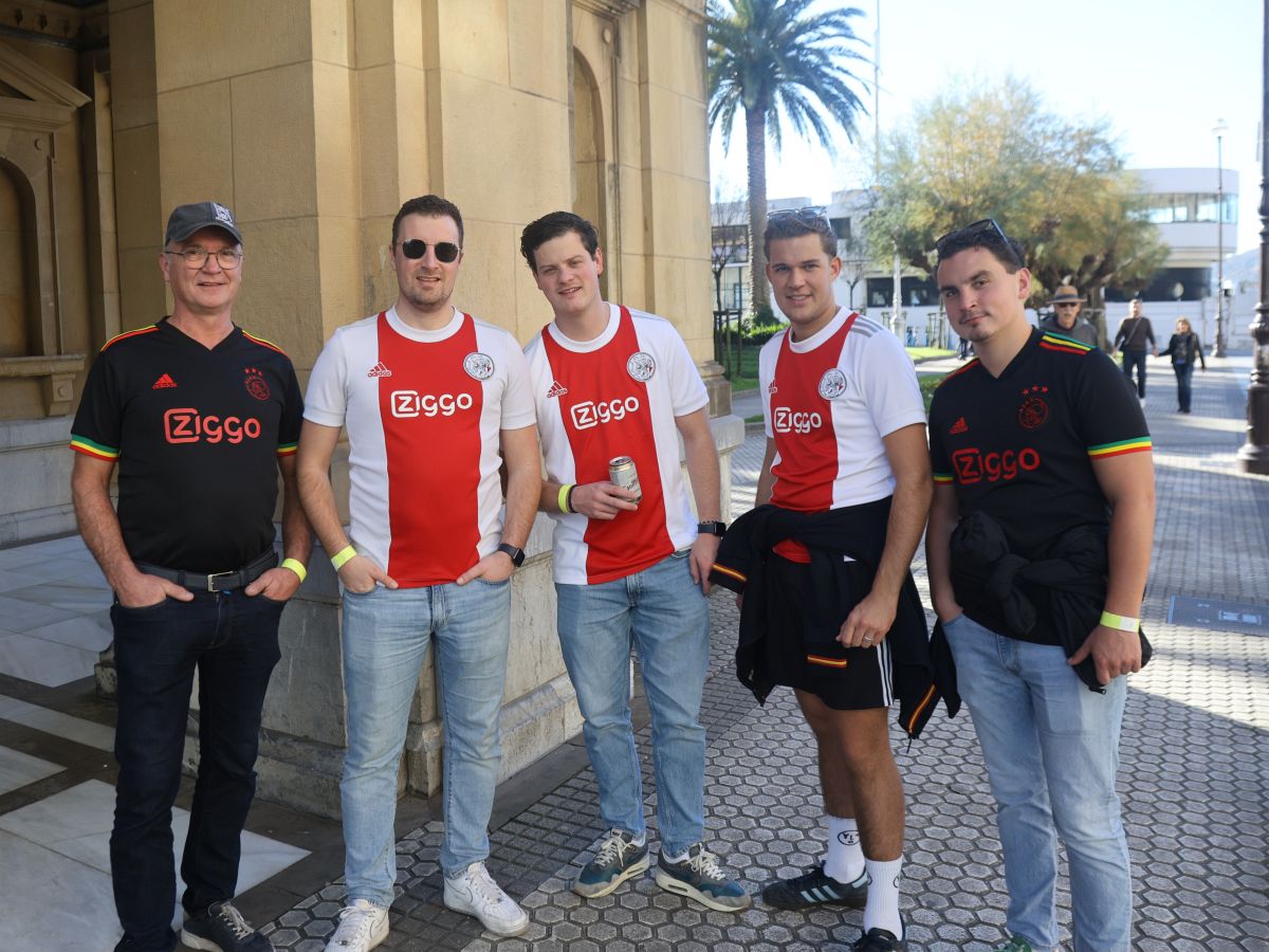 Baño en La Concha y cerveza: la afición del Ajax disfruta de Donostia