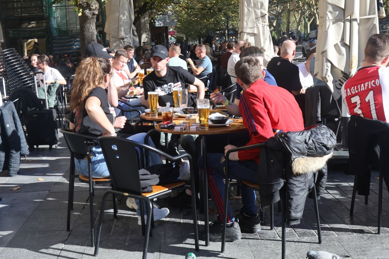 Baño en La Concha y cerveza: la afición del Ajax disfruta de Donostia