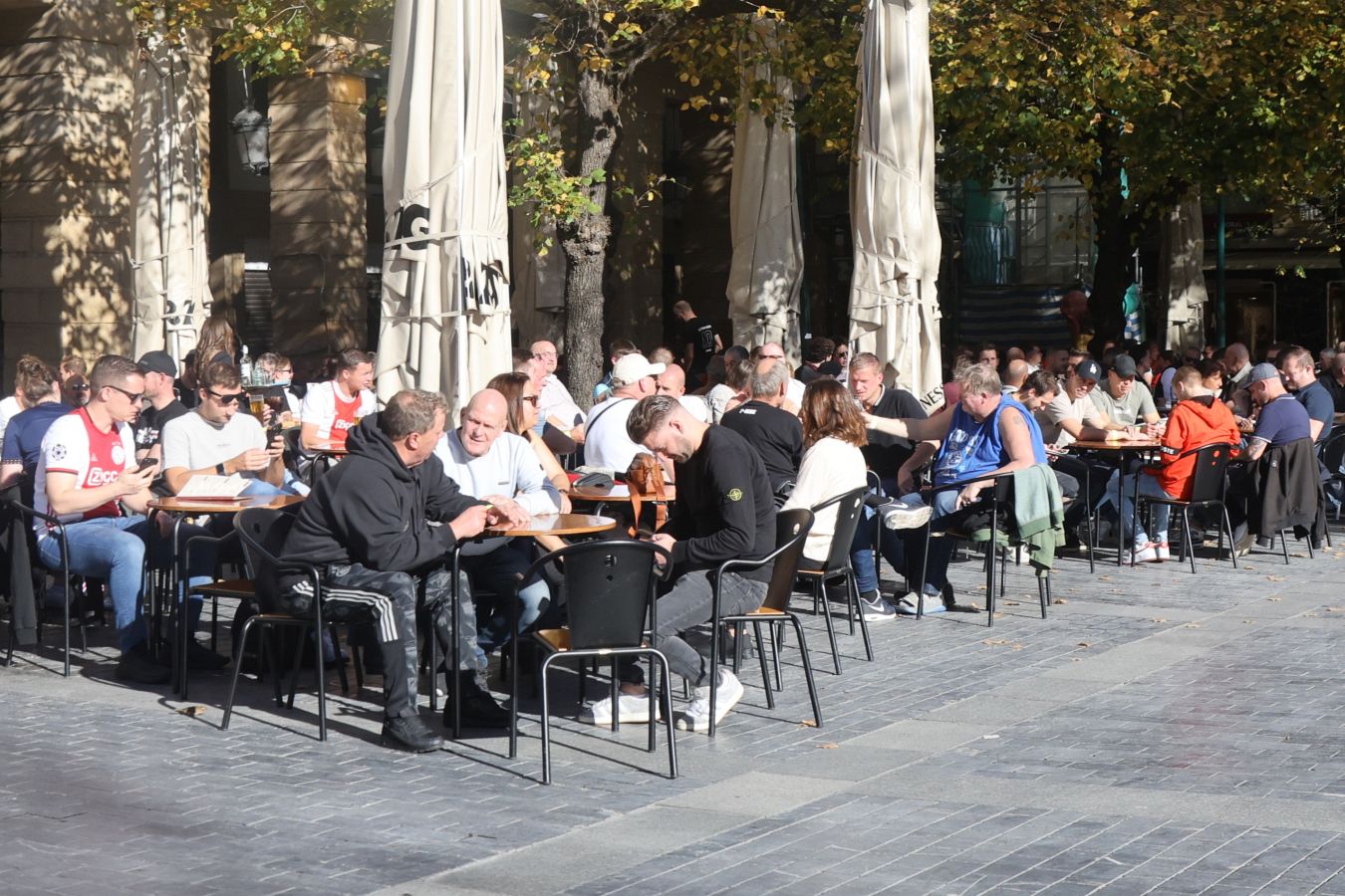 Baño en La Concha y cerveza: la afición del Ajax disfruta de Donostia