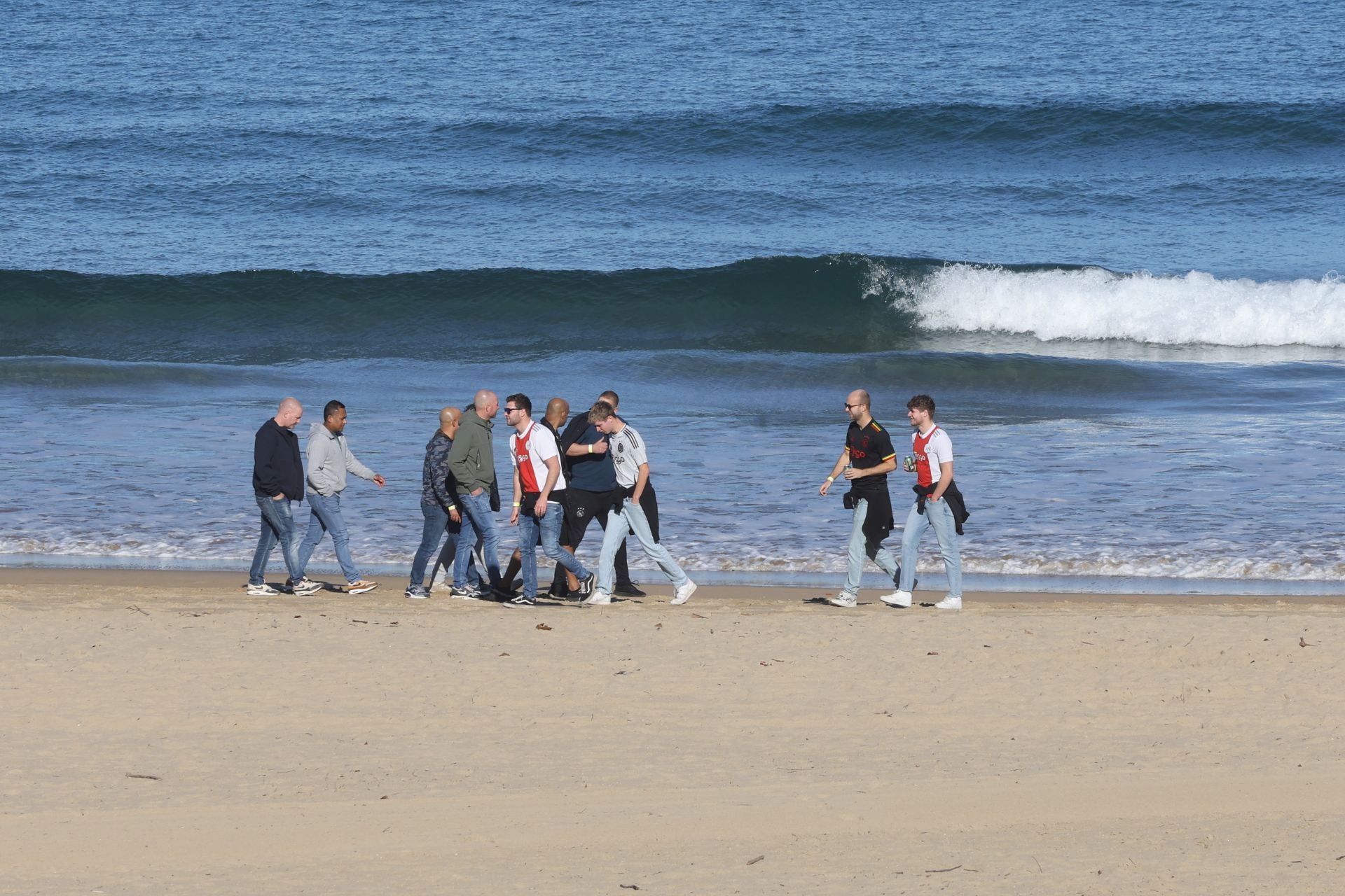 Baño en La Concha y cerveza: la afición del Ajax disfruta de Donostia