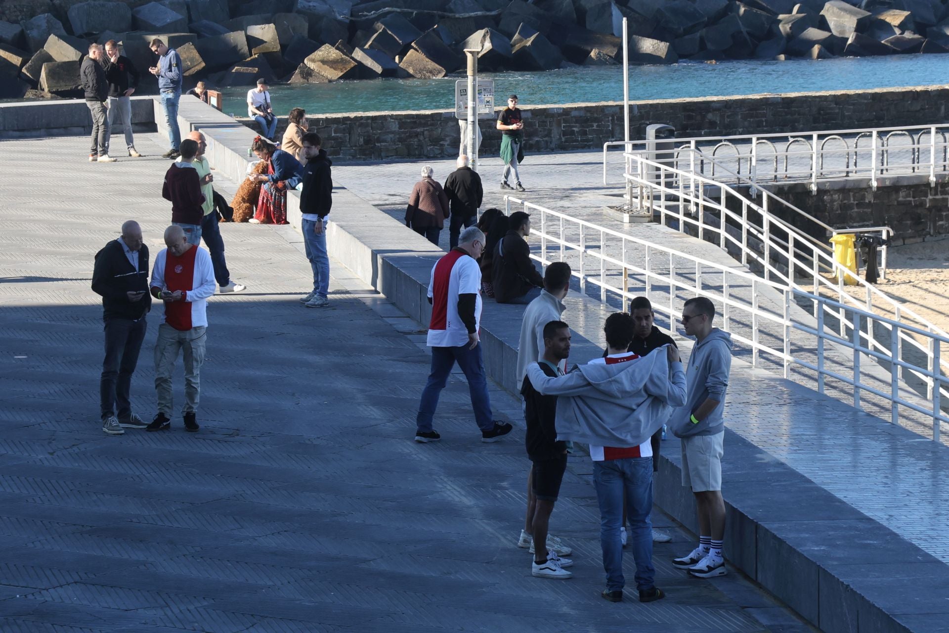 Baño en La Concha y cerveza: la afición del Ajax disfruta de Donostia