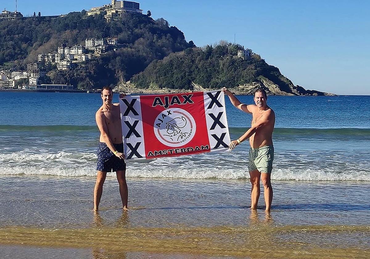 Baño en La Concha y cerveza: la afición del Ajax disfruta de Donostia