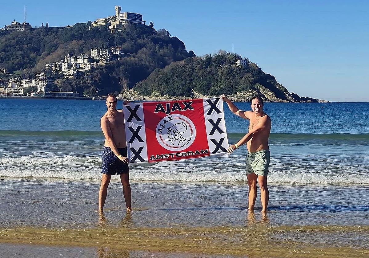 Baño en La Concha y cerveza: la afición del Ajax disfruta de Donostia