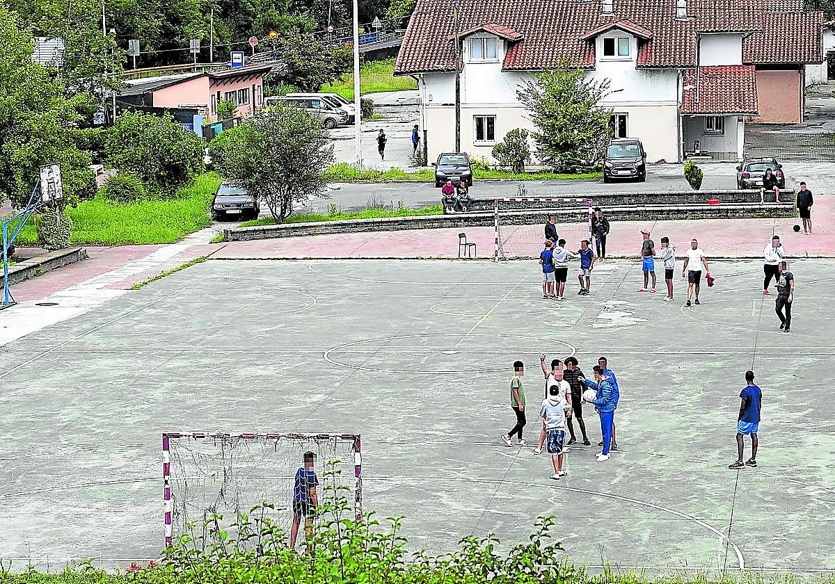 Varios menores juegan en el patio de un centro de menores de Amorebieta