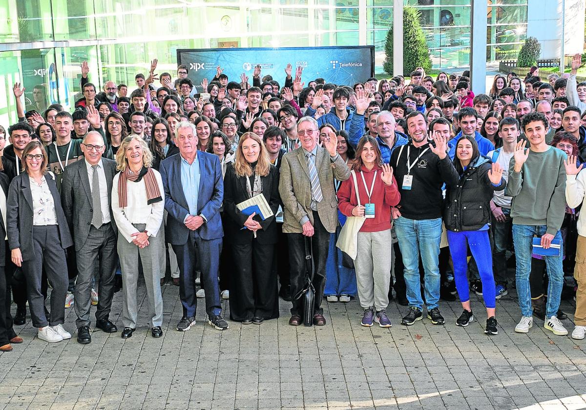 Mairi Sakellariadou, Pilar Hernández y Jean-Pierre Sauvage posan junto a los estudiantes en el Museo de la Ciencia Eureka!.