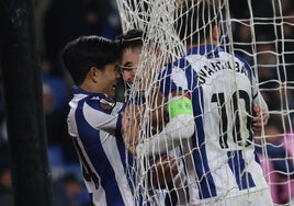 Kubo y Oyarzabal abrazan a Barrene tras el primer gol del donostiarra.