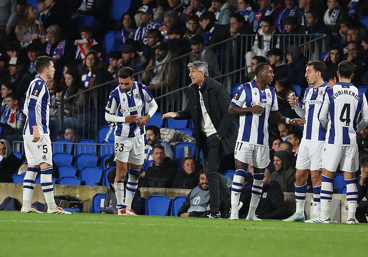 Imanol da instrucciones a sus jugadores en el receso por la lesión del neerlandés Brobbey.