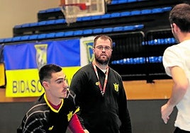 Alex Mozas observa a Julen Mujika en un entrenamiento.