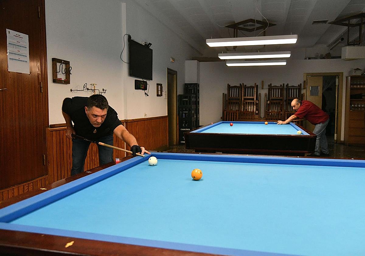 Dos jugadores de billar a tres bandas practican en el casino de Toribio Etxebarria, 18.